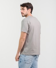 Remera Logo V Relax Fit