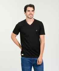 Remera Logo V Embroidery