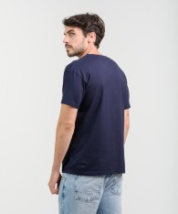 Remera Logo V Relax Fit