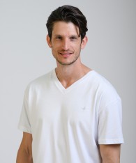 Remera Logo V Embroidery