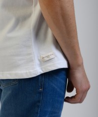 Remera Logo V Embroidery